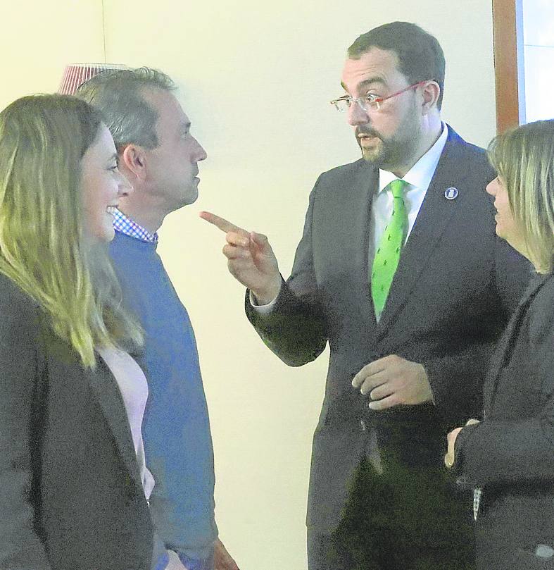 El presidente del Principado, el miércoles en la Junta, conversa con Ovidio Zapico. a. á.