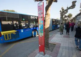 Una de las paradas del autobús urbano en Salinas.