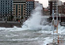 Fuerte oleaje, ayer, en la playa de San Lorenzo de Gijón.