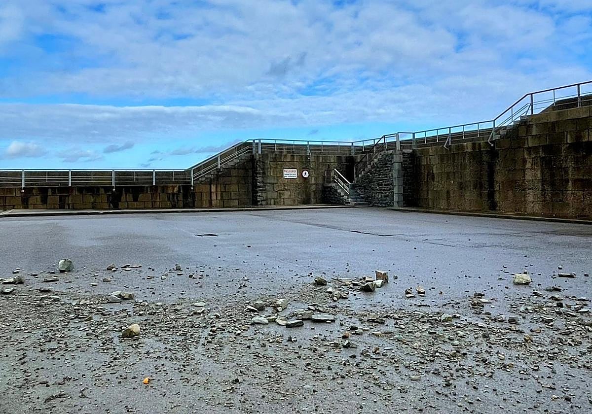 Aspecto que presentaba ayer el puerto de San Esteban de Pravia.