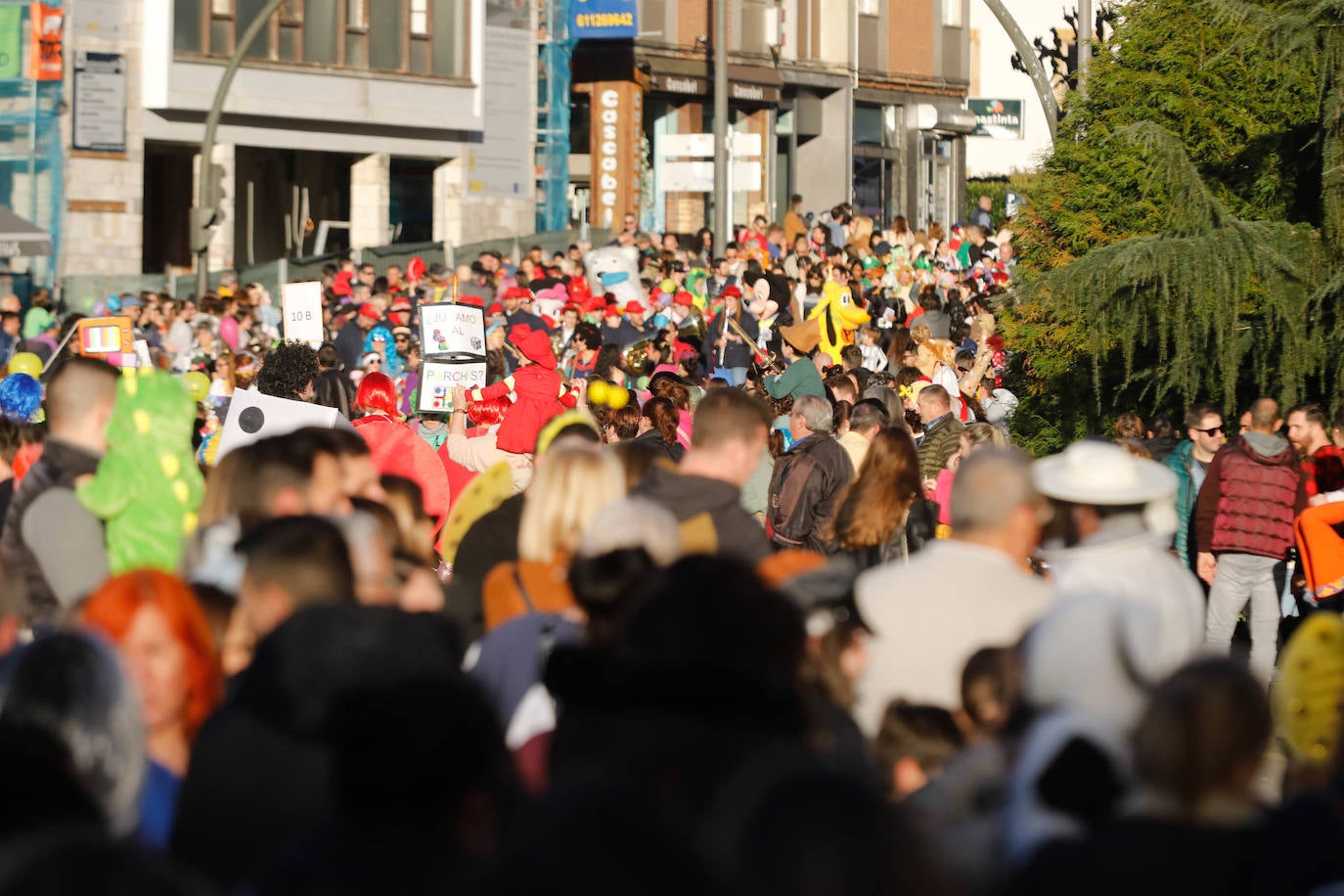 Diversión por las calles de Siero: así fue el gran desfile de carnaval