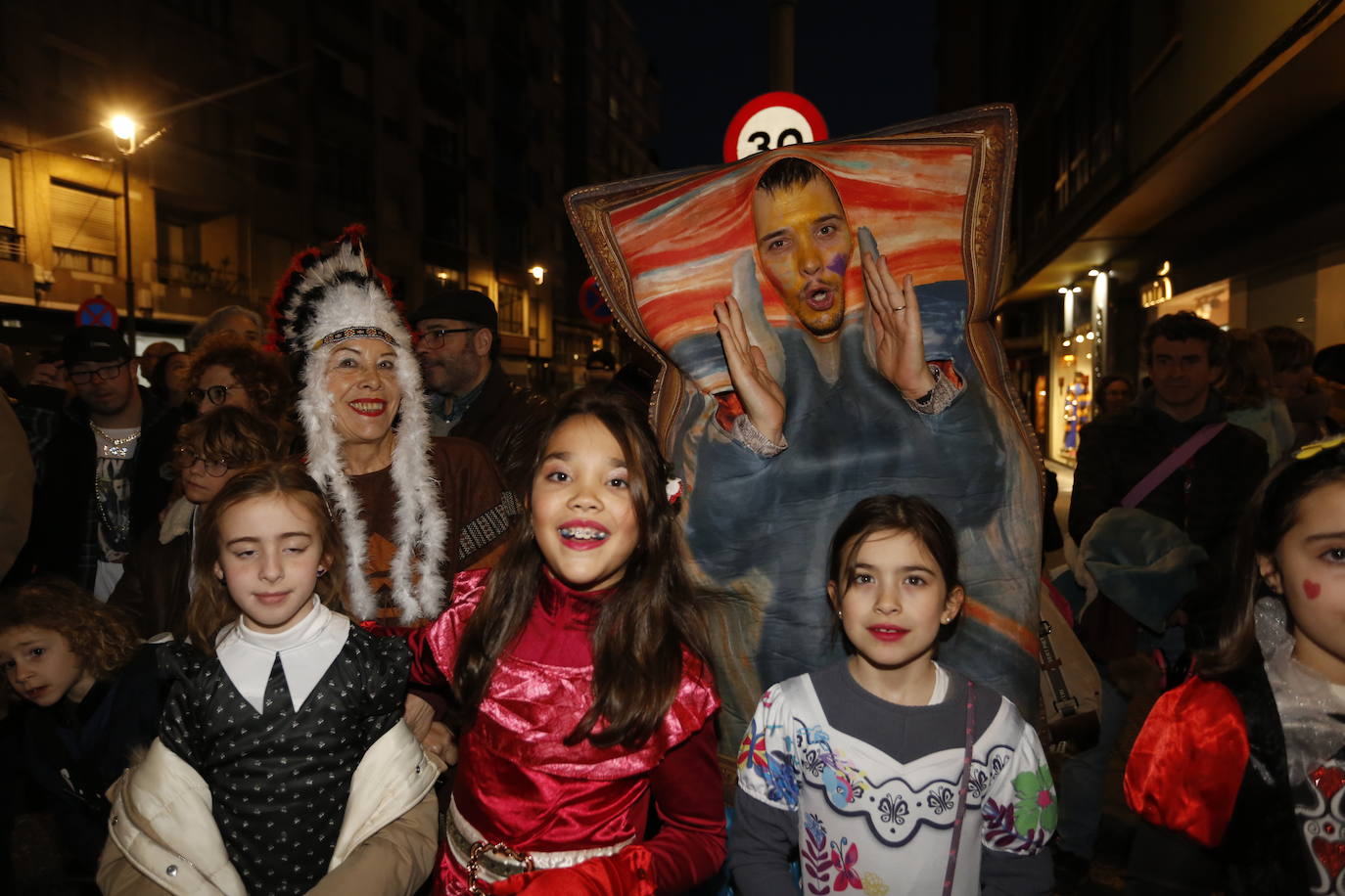 Un desfile de Antroxu con mucho color y ritmo en Avilés