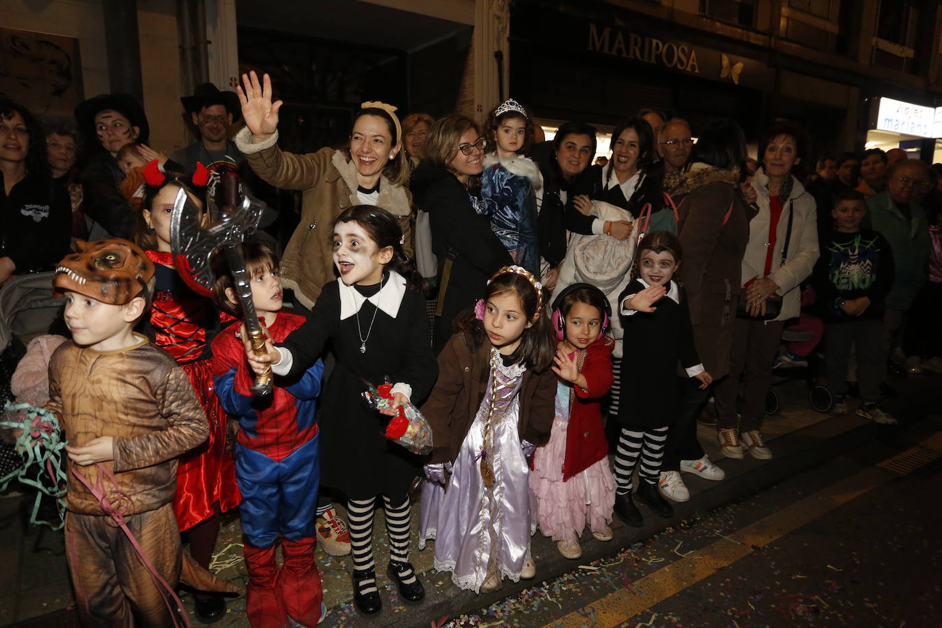 Un desfile de Antroxu con mucho color y ritmo en Avilés