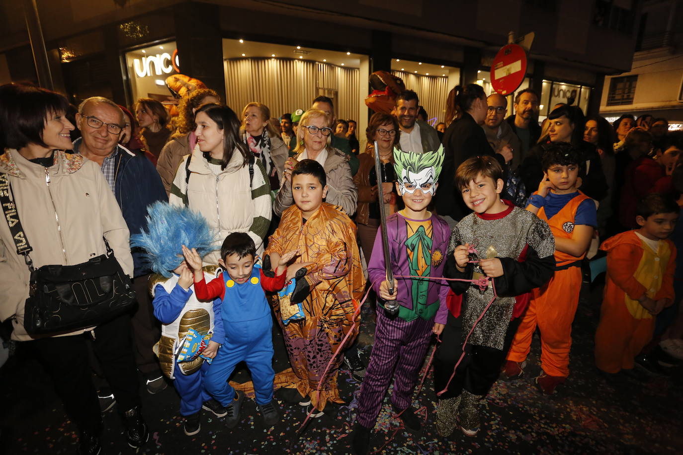 Un desfile de Antroxu con mucho color y ritmo en Avilés