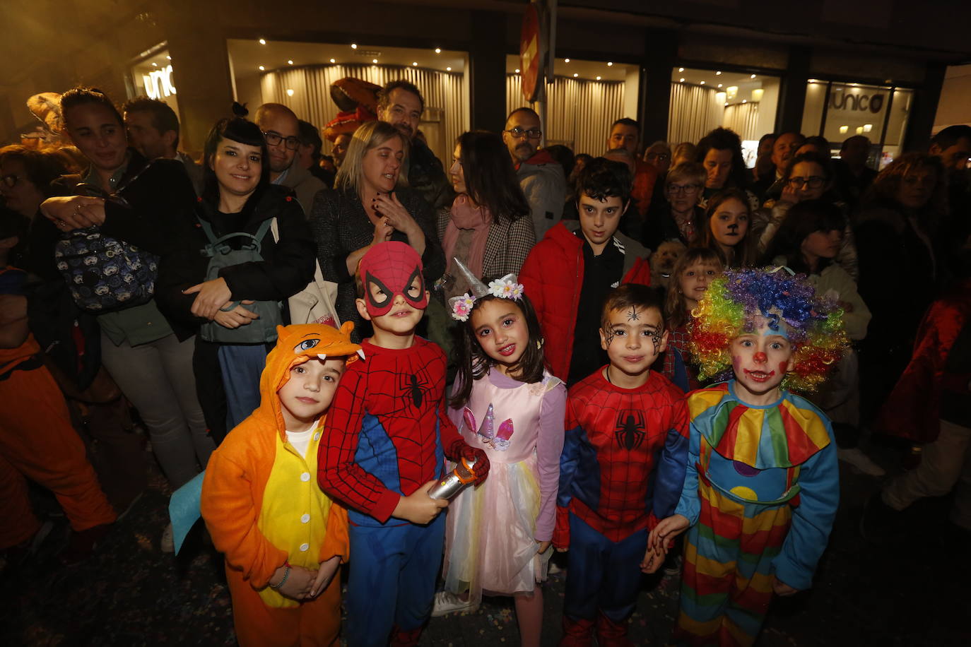 Un desfile de Antroxu con mucho color y ritmo en Avilés