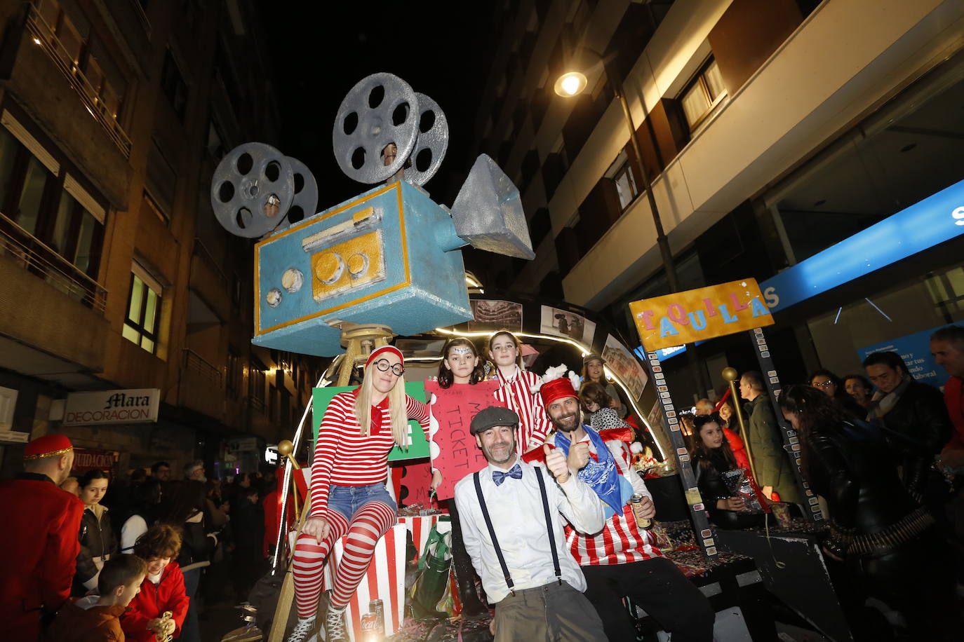 Un desfile de Antroxu con mucho color y ritmo en Avilés