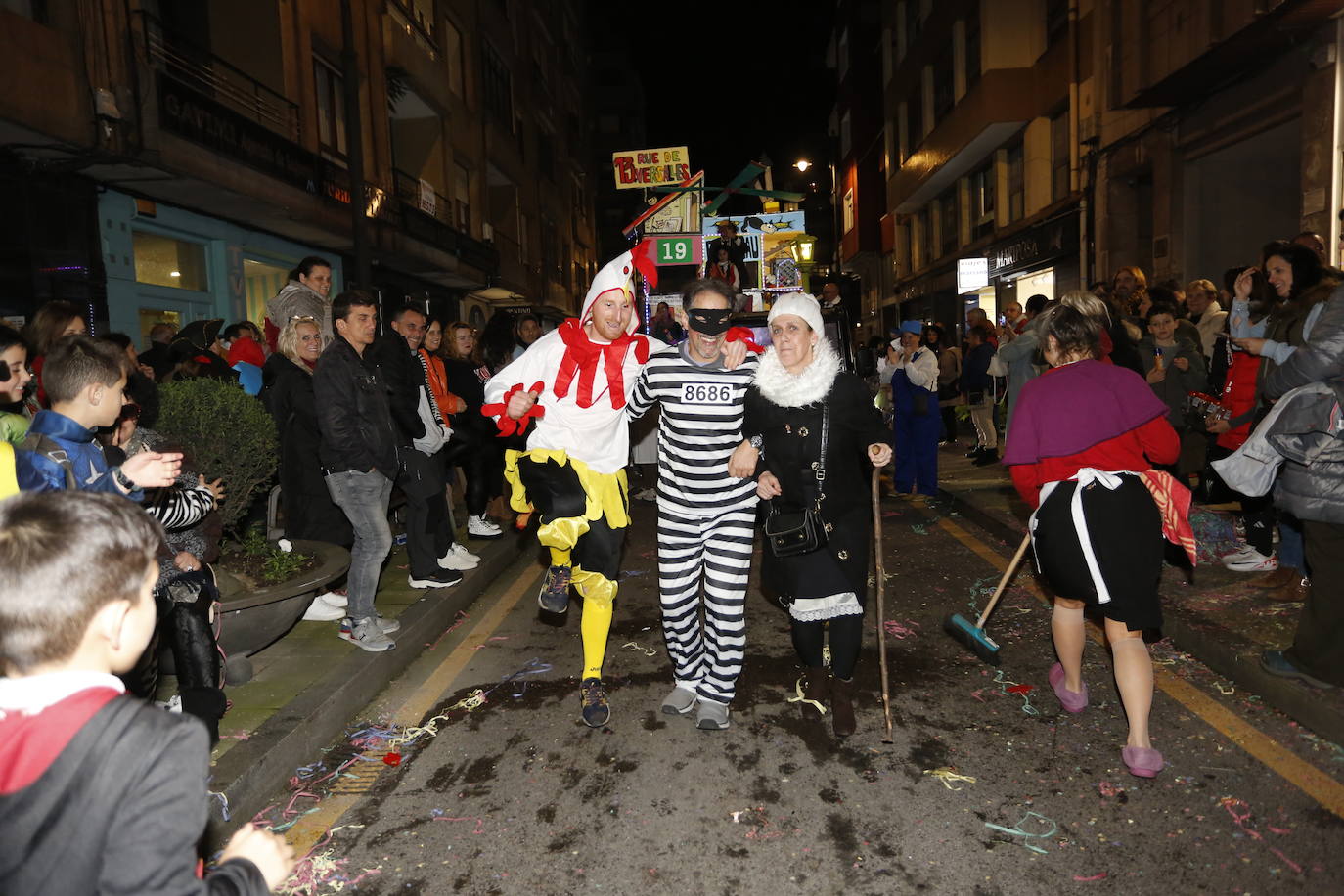 Un desfile de Antroxu con mucho color y ritmo en Avilés