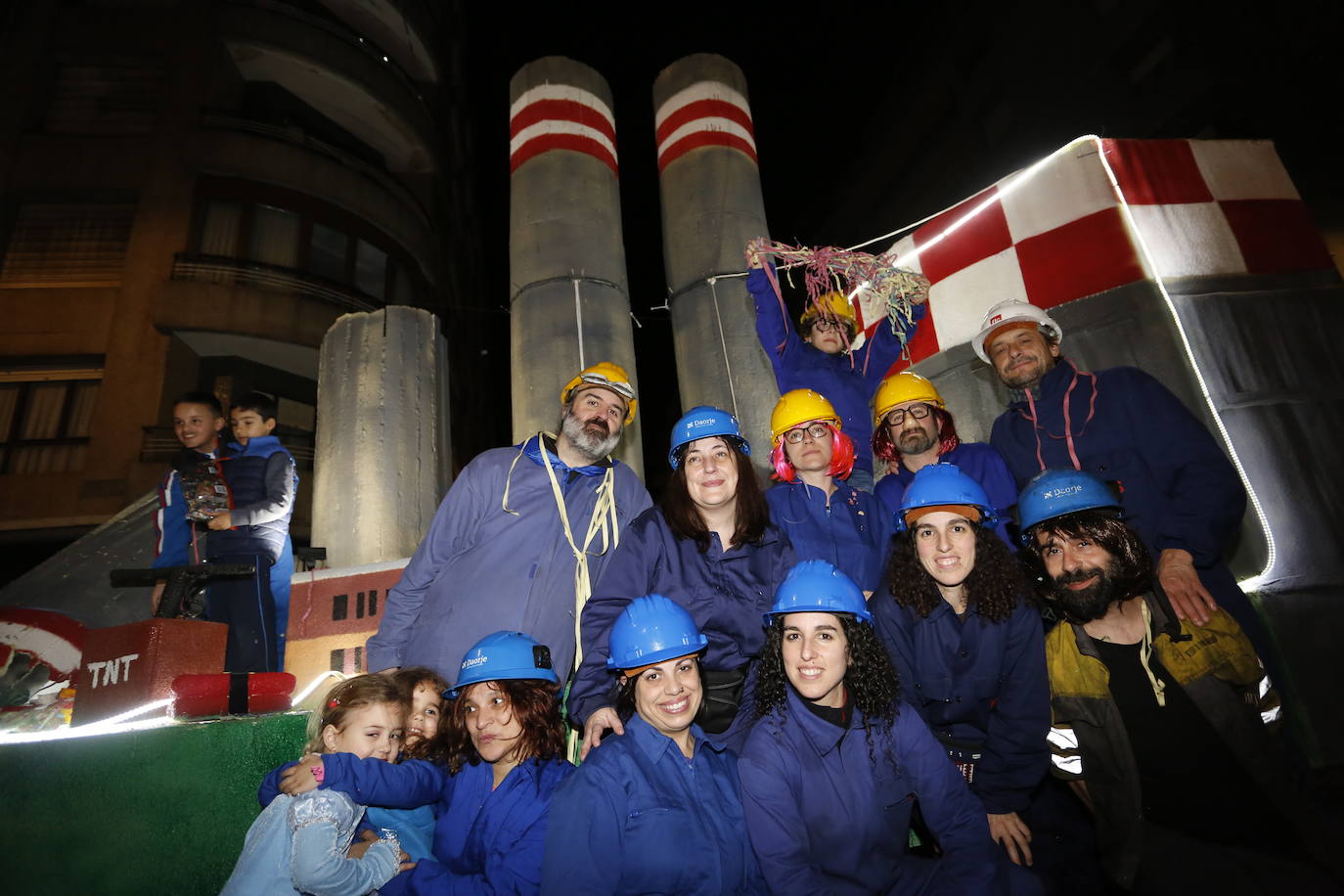 Un desfile de Antroxu con mucho color y ritmo en Avilés