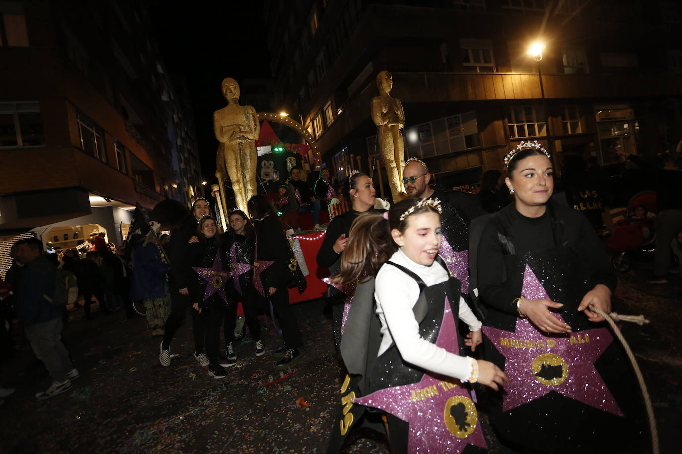 Un desfile de Antroxu con mucho color y ritmo en Avilés