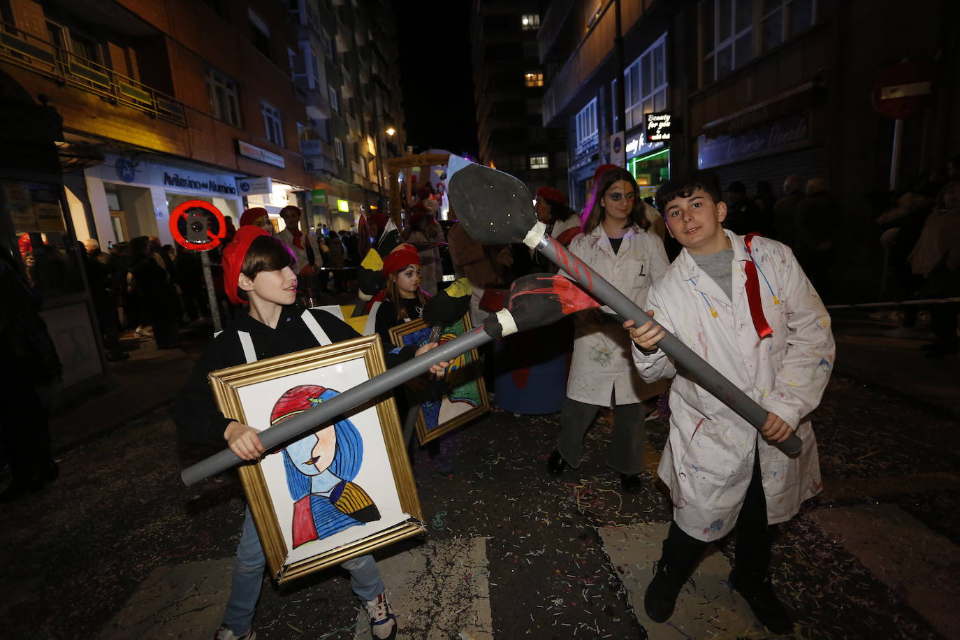 Un desfile de Antroxu con mucho color y ritmo en Avilés