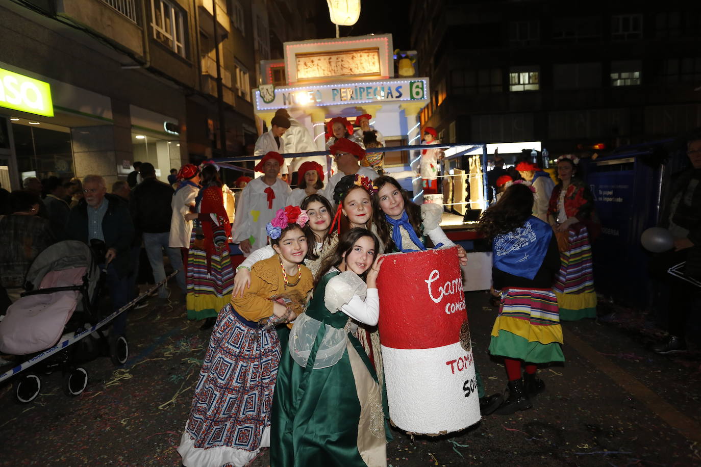 Un desfile de Antroxu con mucho color y ritmo en Avilés