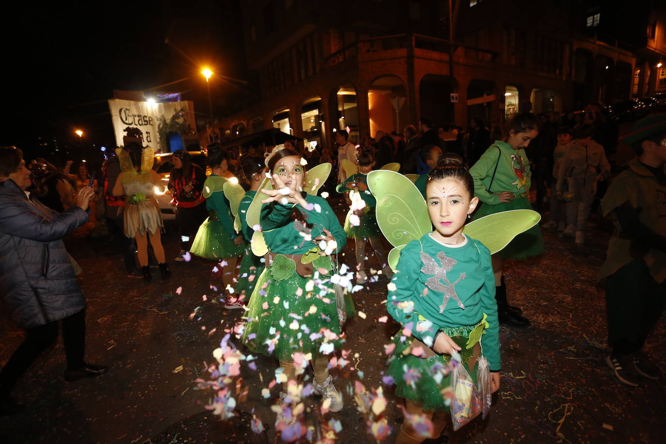 Un desfile de Antroxu con mucho color y ritmo en Avilés