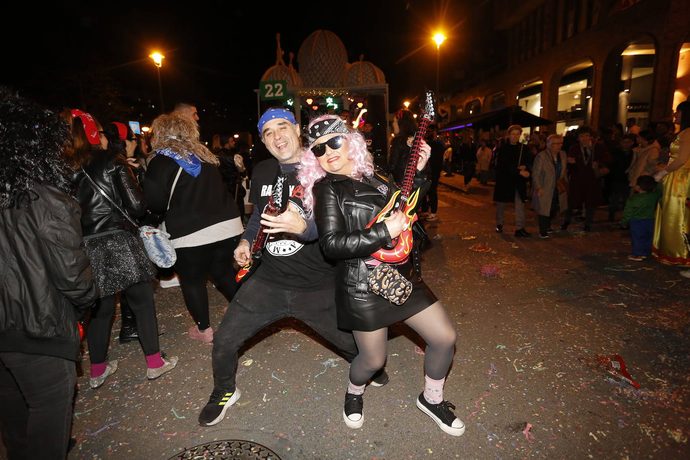 Un desfile de Antroxu con mucho color y ritmo en Avilés