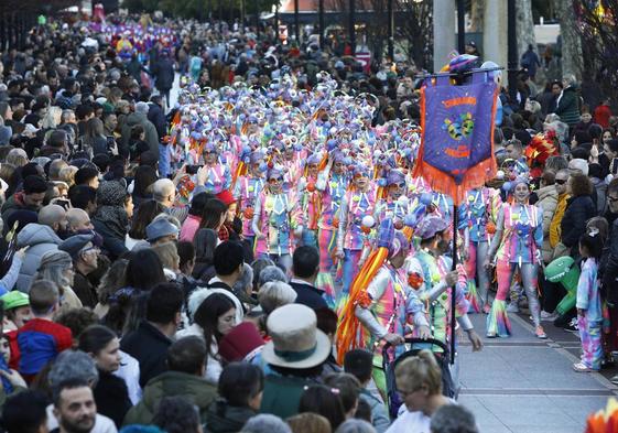 Los Mazcaraos, este martes de carnaval por el paseo de Begoña.