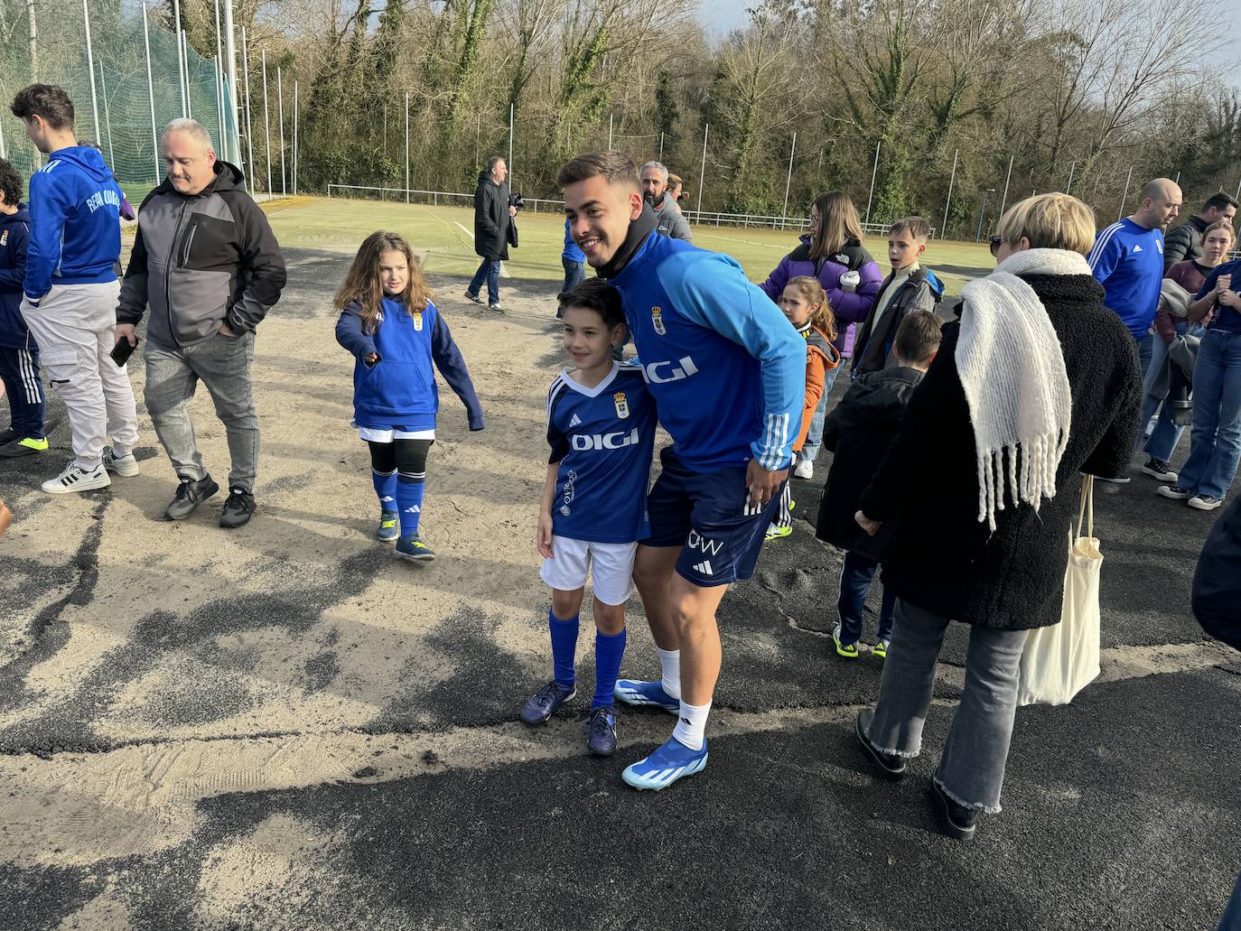 Respaldo de la afición del Real Oviedo en el primer entreno tras el derbi