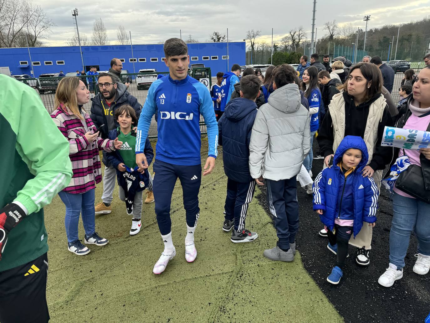 Respaldo de la afición del Real Oviedo en el primer entreno tras el derbi