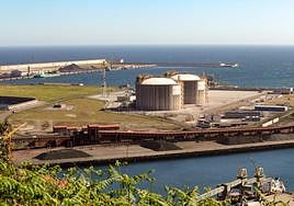 A la izquierda de la regasificadora, parcela en la que está prevista la instalación de la planta de Preco.