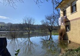 El agua llegó hasta una de las viviendas ubicadas en Sebrayu, en Villaviciosa.