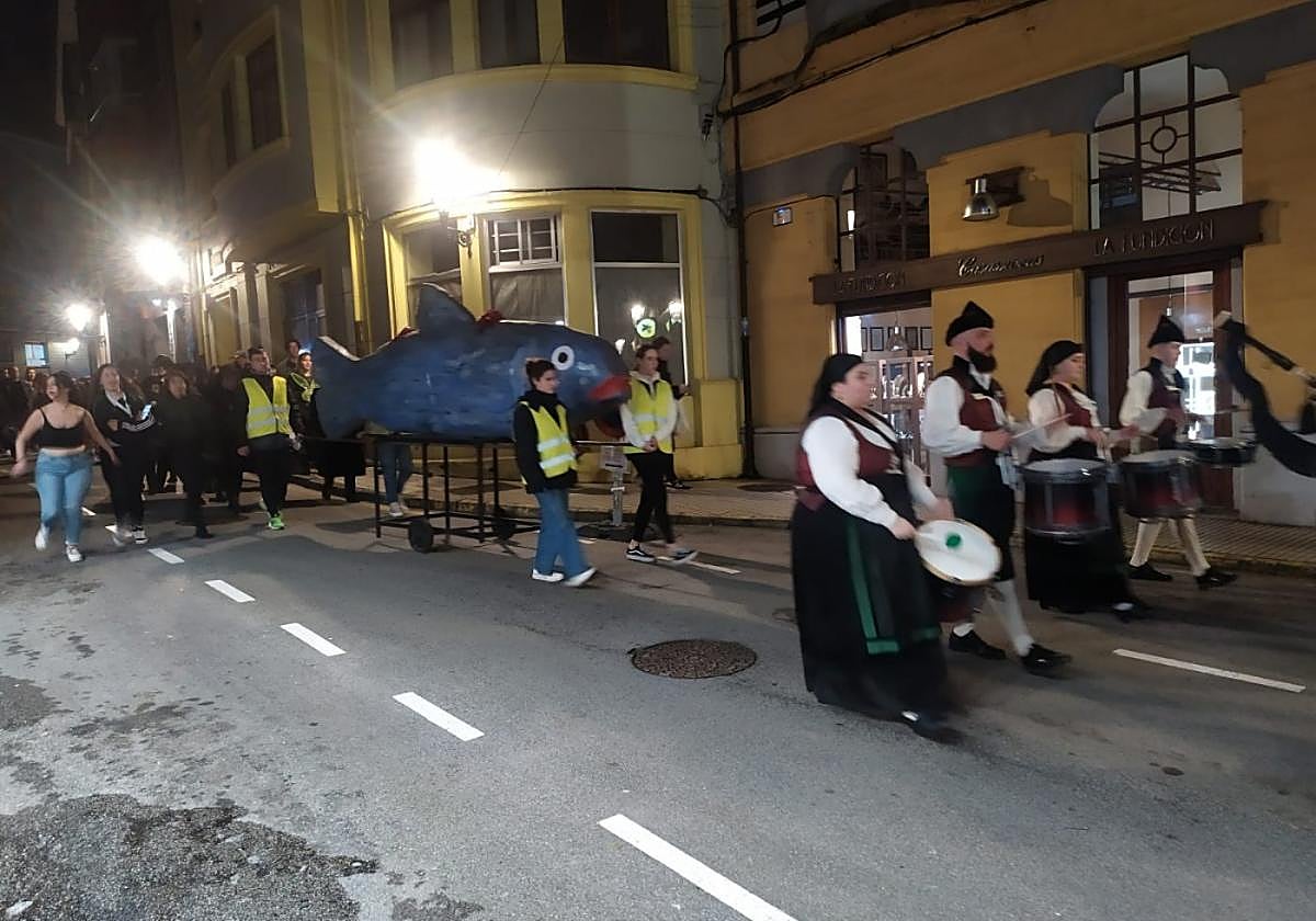 La comitiva, con la sardina, se dirige hacia el puerto de Candás.