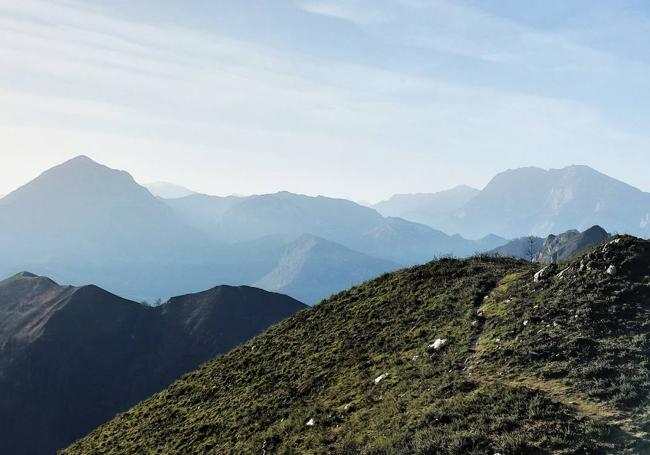 Los montes ponguetos más señeros se contemplan preciosos desde los altos de la Cogolla