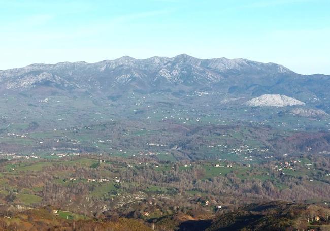 Vistas hacia la sierra del Sueve desde los altos de la Cogolla