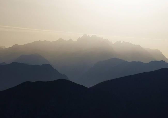 Picos deEuropa, entre brumas, desde el Collau La Verde, muy cerca ya de la cima del pico La Cogolla