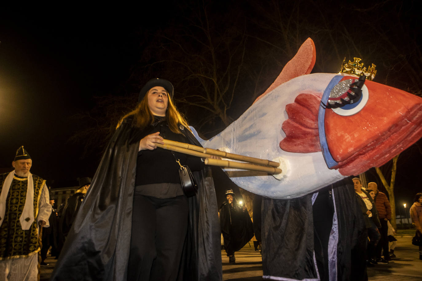 Avilés entierra a la sardina y despide su carnaval