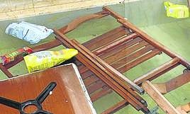 Sillas, mesas y basura del restaurante El Pintu, flotando en una fuente cercana.