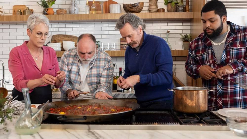 El chef José Andrés, junto a los actores Jamie Lee Curtis, Bryan Cranston y O'Shea Jackson Jr.