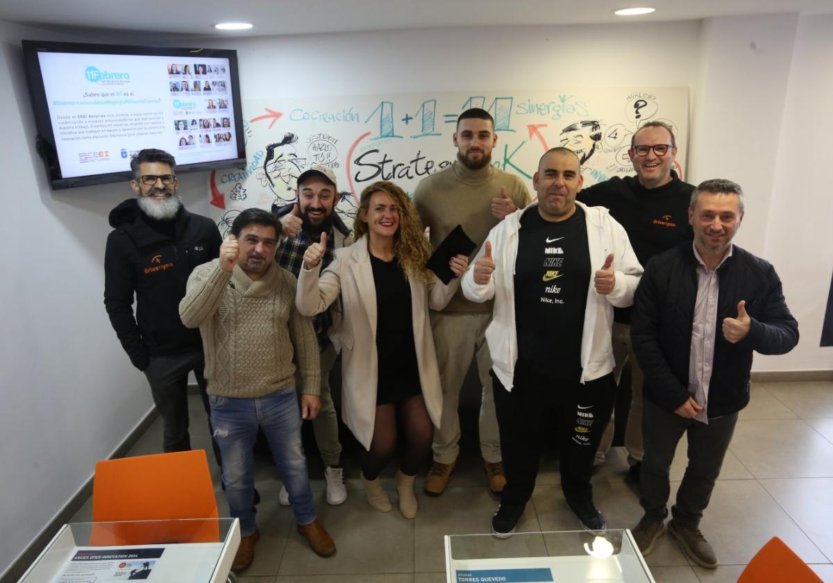 Parte de los nuevos camioneros, con los responsables de la empresa Drivenyou en Llanera.