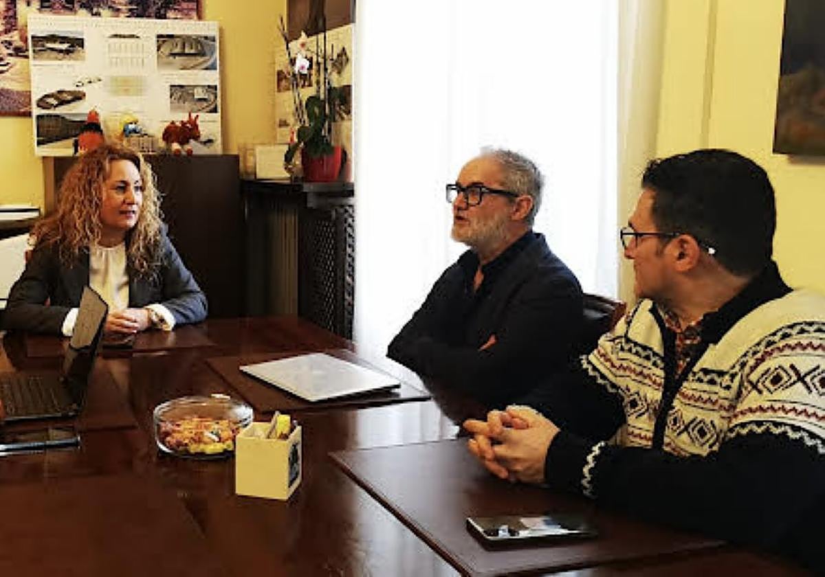 La alcaldesa de Lena, con Rafael Cofiño, y Roberto Campomanes.