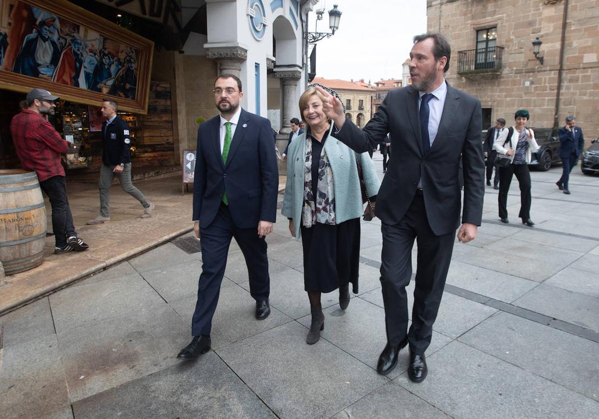 Adrián Barbón, Mariví Monteserín y Óscar Puente, en Avilés.