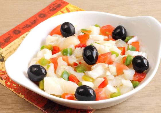 Ensalada de bacalao desalado, pimientos y aceitunas.