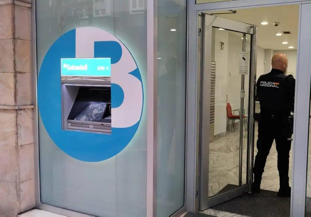 La Policía Nacional, en la oficina bancaria que sufrió el atraco.