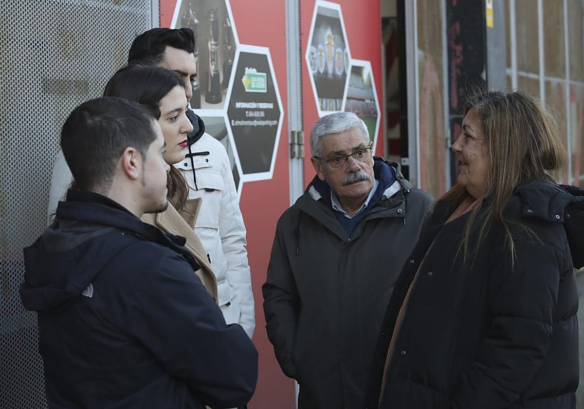 Javier Suárez Llana, Olaya Suárez y Luis Manuel Flórez, el sábado, esperando a entrar a El Molinón a la presentación del proyecto.