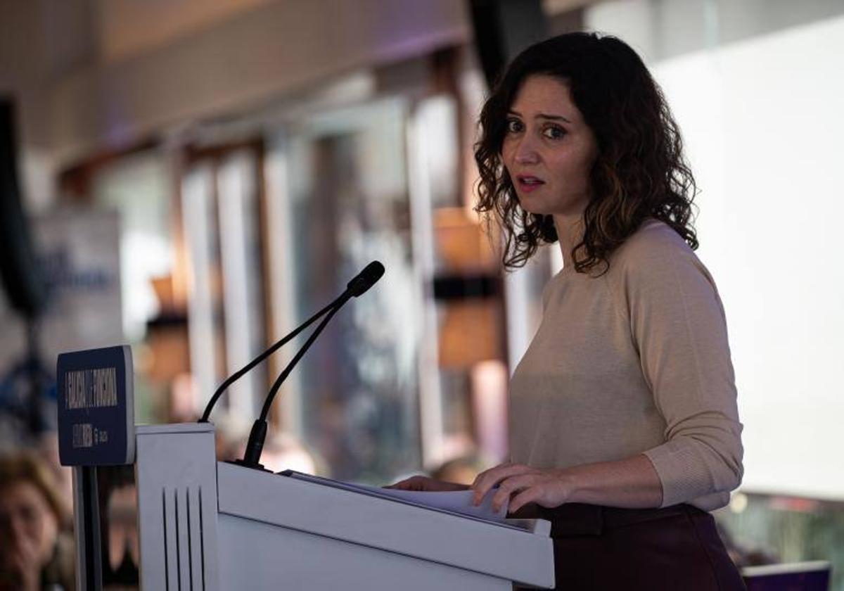 La presidenta de la Comunidad de Madrid, Isabel Díaz Ayuso, en un desayuno con empresarios de Sanxenxo, en Pontevedra.