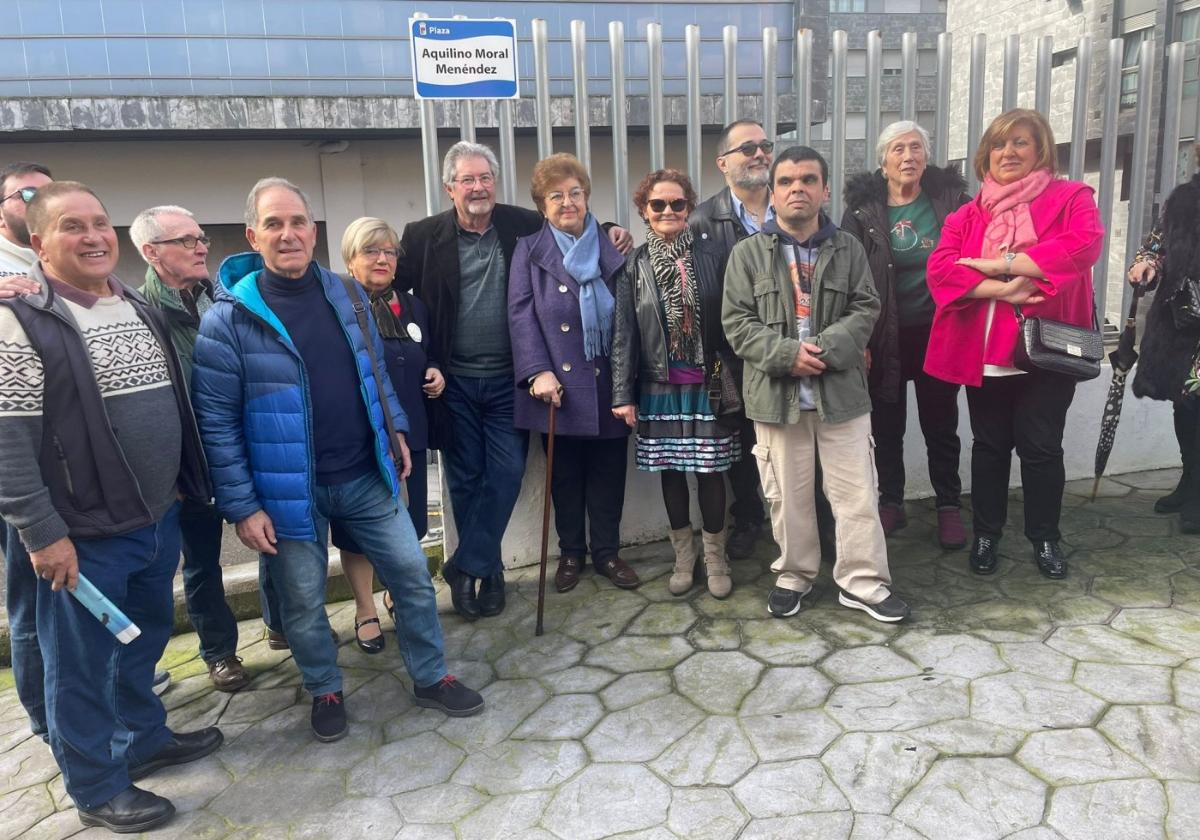 Familiares y amigos de Aquilino Moral, junto a las autoridades políticas, en la plaza que ya lleva su nombre.