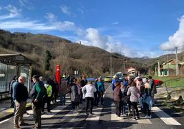 Vecinos de Figaredo cortaron el tráfico en la carretera a Turón como medida de protesta.