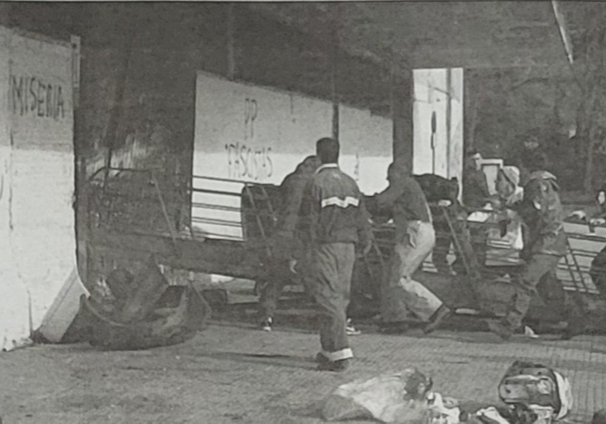 Los jóvenes llegaron a cargar contra las puertas del pabellón de La Magdalena.