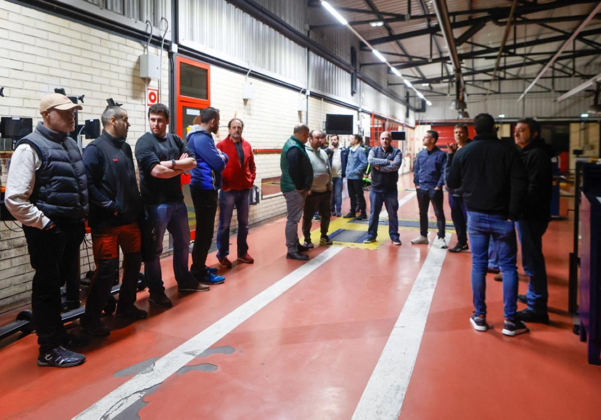 Trabajadores de ITVASA, en la estación de Tremañes, antes de iniciar la asamblea para valorar la oferta del Principado.