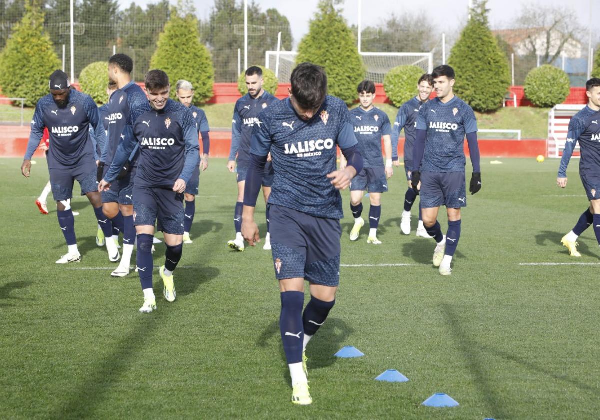 Los jugadores rojiblancos, durante un ejercicio en la última sesión antes del compromiso de hoy ante el Valladolid.