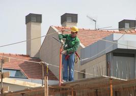 Trabajadores, en la construcción de un edificio en Llanes.