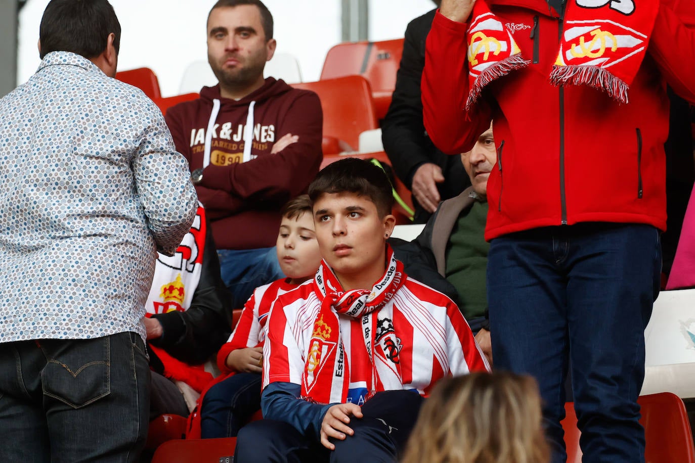 ¿Estuviste viendo el Sporting - Valladolid en El Molinón? ¡Búscate en las fotos!