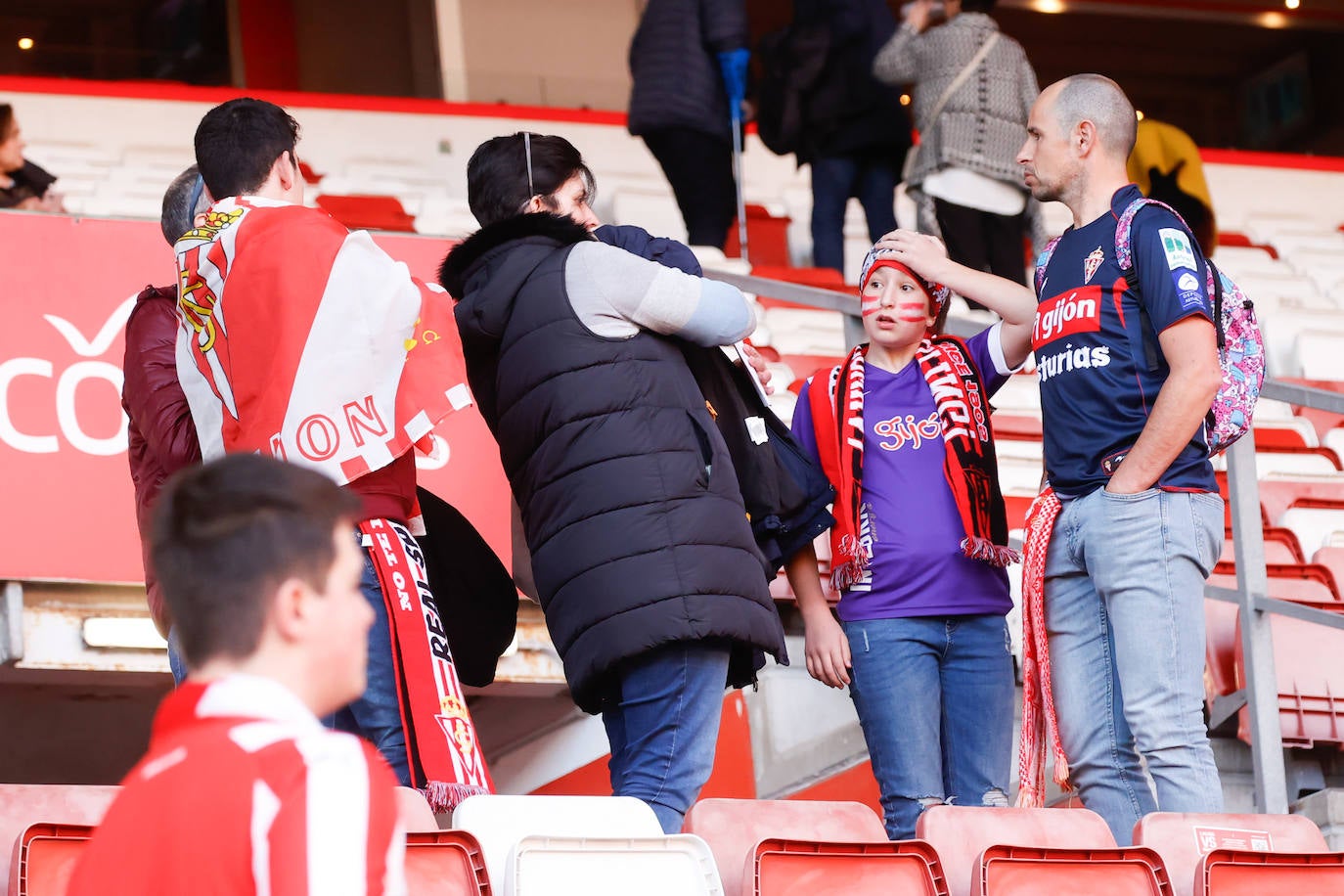 ¿Estuviste viendo el Sporting - Valladolid en El Molinón? ¡Búscate en las fotos!