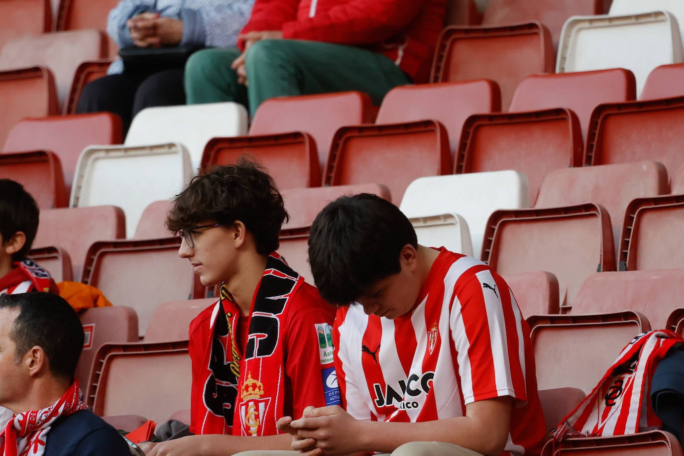 ¿Estuviste viendo el Sporting - Valladolid en El Molinón? ¡Búscate en las fotos!