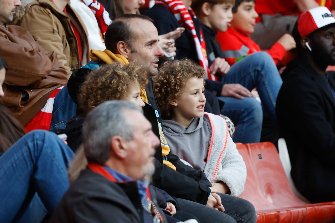 ¿Estuviste viendo el Sporting - Valladolid en El Molinón? ¡Búscate en las fotos!