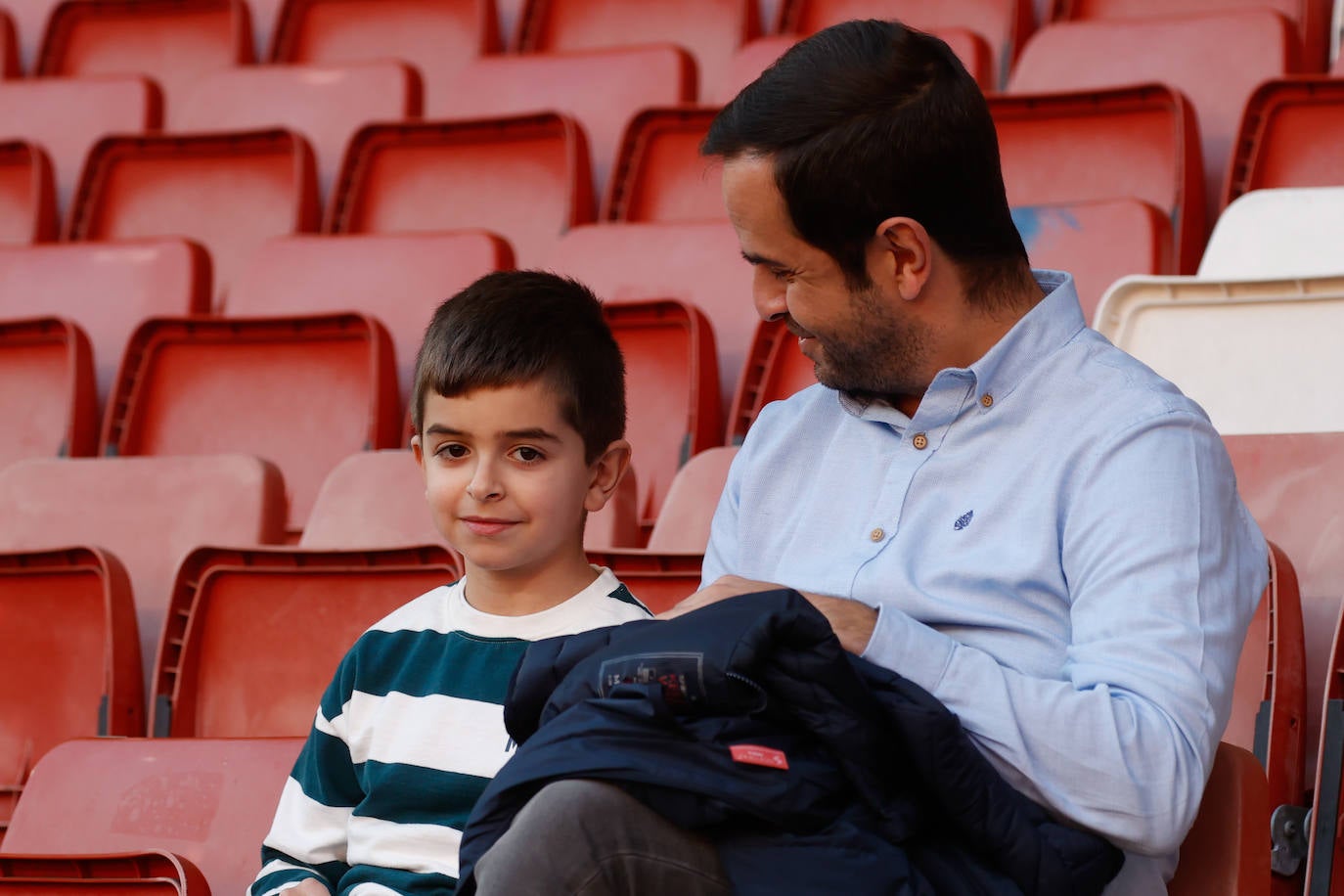 ¿Estuviste viendo el Sporting - Valladolid en El Molinón? ¡Búscate en las fotos!