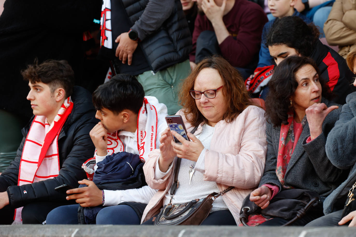 ¿Estuviste viendo el Sporting - Valladolid en El Molinón? ¡Búscate en las fotos!