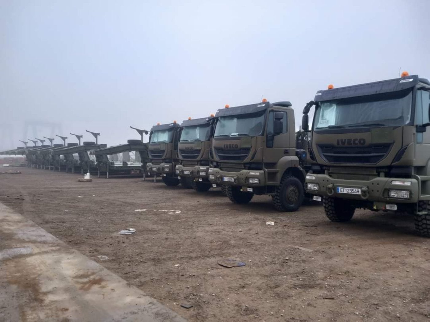 Los nuevos camiones del Ejército para transportar los blindados 8x8 fabricados en Trubia, en Huesca.