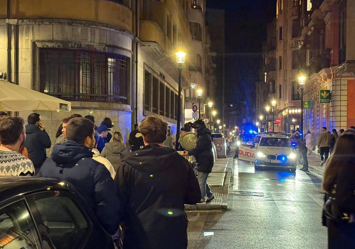 Batalla campal en Gijón: a sillazos, puñetazos y botellazos en plena zona de ocio nocturno